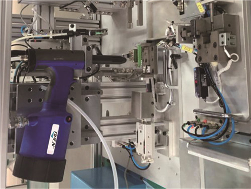 全自動鉚釘機鉚（mǎo）接圖